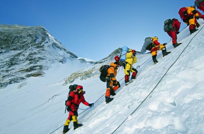 珠峰并未永久关闭，但穷人请绕道，登顶至少花费45万元